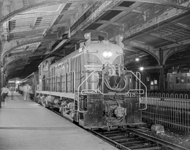 Erie Lackawanna Railroad locomotive no. 915 at Hoboken, New Jersey, on June 17, 1963. Photograph by Victor Hand. Hand-EL-30-004.JPG