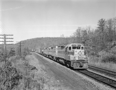 Erie Lackawanna Railroad no. 2581 hauls eastbound freight near Analomink, Pennsylvania, on November 5, 1965. Photograph by Victor Hand. Hand-EL-30-073.JPG