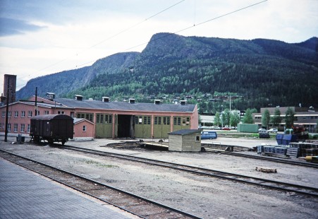 Norwegian State Railways turntable and roundhouse at Otta, Oppland, Norway, on June 5, 1996. Photograph by Fred M. Springer, © 2014, Center for Railroad Photography and Art. Springer-So.Africa-NOR-SWE-23-18