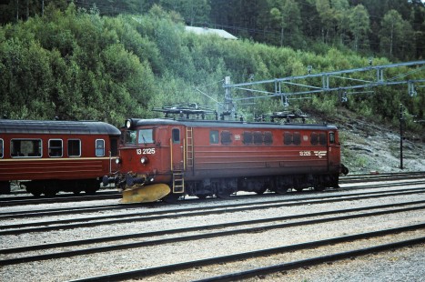 Norwegian State Railways electric locomotive no. 13-2125 in Dombås, Oppland, Norway, on June 10, 1989. Photograph by Fred M. Springer, © 2014, Center for Railroad Photography and Art. Springer-Scan-Swiss-York-09-18