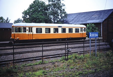 Norsholm–Västervik–Hultsfreds Järnvägar car no. 897 at Åseda, Sweden, on June 3, 1989. Photograph by Fred M. Springer, © 2014, Center for Railroad Photography and Art. Springer-Scan-Swiss-York-04-18