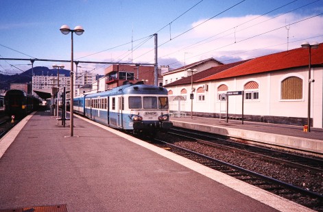 National Society of French Railways railcar no. 2866 at Clermont-Ferrand Station in Clermont-Ferrand, France, on March 4, 1999. Photograph by Fred M. Springer, © 2014, Center for Railroad Photography and Art. Springer-FRA-SD&AE-C&TS(1)-06-36