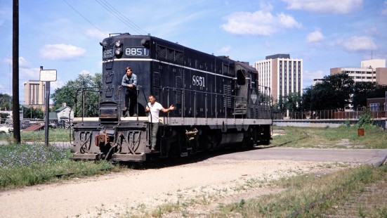 Workers ride the pilot of Illinois Central Railroad GP7 diesel locomotive no. 8851 during switching moves in Madison, Wisconsin, on August 10, 1968. Photograph by Thomas F. McIlwraith, McIlwraith-01-023-16, © 2018, Center for Railroad Photography & Art, <a href="http://www.railphoto-art.org" rel="noreferrer nofollow">www.railphoto-art.org</a>