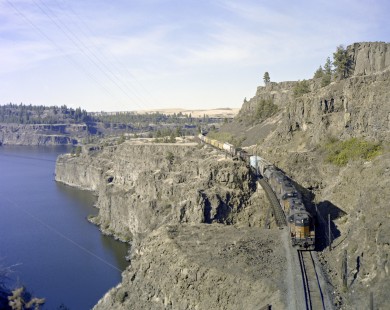 Milwaukee Road diesel locomotive no. 284 leads westbound freight train no. 201 along the edge of Rock Lake in Washington on September 11, 1979. Photograph by Victor Hand. Hand-MILW-C67-13