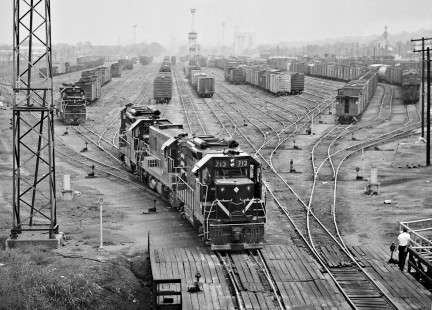 Power for Memphis train backs toward consist at Thomas Yard of Birmingham, Alabama, in August 1966. Photograph by J. Parker Lamb, © 2016, Center for Railroad Photography and Art. Lamb-02-005-06