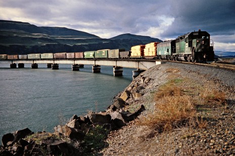 Northbound Burlington Northern Railroad freight train crossing the Columbia River in Wishram, Washington, on December 1, 1977. Photograph by John F. Bjorklund, © 2015, Center for Railroad Photography and Art. Bjorklund-09-20-18
