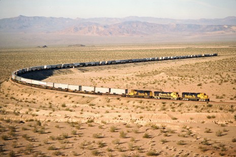 Santa Fe westbound intermodal freight train at Klondike, California, on April 12, 1989. Photograph by John F. Bjorklund, © 2015, Center for Railroad Photography and Art. Bjorklund-05-18-07