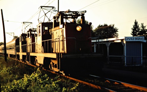 Eastbound Canadian National Railway led by two boxcab electrics in Ile Bigras, Quebec, on August 18, 1986. Photograph by John F. Bjorklund, © 2015, Center for Railroad Photography and Art. Bjorklund-22-07-06