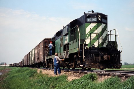 Eastbound Burlington Northern Railroad freight train with workers in Huron, South Dakota, on May 18, 1978. Photograph by John F. Bjorklund, © 2015, Center for Railroad Photography and Art. Bjorklund-06-15-16