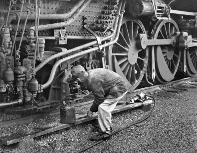 Engine mechanic lubricates journal on Norfolk and Southern Railway Pacific trailing truck in Norton, Virginia, on May 10, 1958. Photograph by J. Parker Lamb, © 2015, Center for Railroad Photography and Art. Lamb-01-050-12