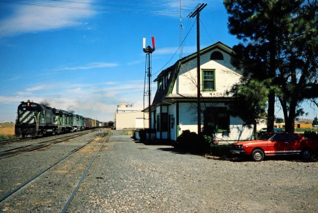 Southbound Burlington Northern Railroad freight train in Madras, Oregon, on August 18, 1978. Photograph by John F. Bjorklund, © 2015, Center for Railroad Photography and Art. Bjorklund-06-15-15