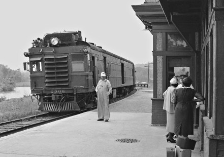 Gulf, Mobile and Ohio Railroad's daily run from Bloomington, Illinois, to Kansas City pauses at Louisiana, Missouri, on June 10, 1959. Photograph by J. Parker Lamb, © 2015, Center for Railroad Photography and Art. Lamb-01-064-10