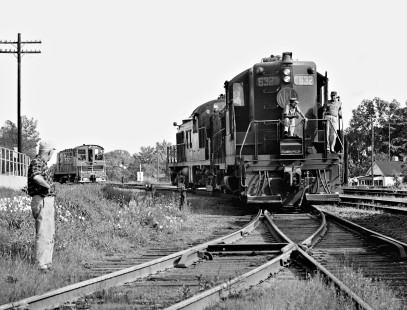 Switch crews from Norfolk and Western Railway and Seaboard Air Line Railroad coordinate their moves in yard at Durham, North Carolina, in August 1962. Photograph by J. Parker Lamb, © 2016, Center for Railroad Photography and Art. Lamb-01-092-02