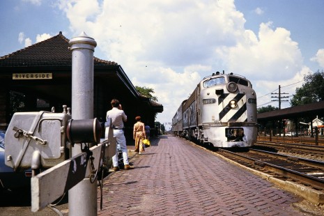 Eastbound Burlington Northern Railroad commuter train arrives at Riverside, Illinois, on July 16, 1972. Photograph by John F. Bjorklund, © 2015, Center for Railroad Photography and Art. Bjorklund-07-16-13