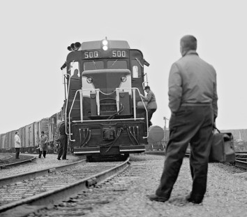 While southbound Seaboard Air Line Railroad train no. 75 makes brief stop at Raleigh, North Carolina, both crew and officials get on and off in January 1963. Photograph by J. Parker Lamb, © 2016, Center for Railroad Photography and Art. Lamb-01-071-06