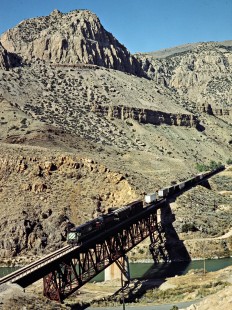 Eastbound Burlington Northern Railroad freight train at Wind River Canyon in Boysen, Wyoming, on October 5, 1984. Photograph by John F. Bjorklund, © 2015, Center for Railroad Photography and Art. Bjorklund-13-10-22
