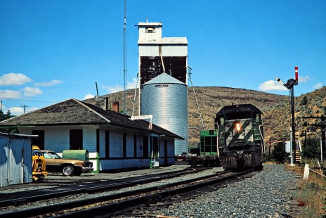Southbound Burlington Northern Railroad freight train in Maupin, Oregon, on August 17, 1978. Photograph by John F. Bjorklund, © 2015, Center for Railroad Photography and Art. Bjorklund-10-09-14