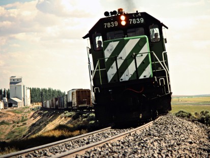 Eastbound Burlington Northern Railroad freight train in Beatrice, Washington, on June 29, 1988. Photograph by John F. Bjorklund, © 2015, Center for Railroad Photography and Art. Bjorklund-13-28-01