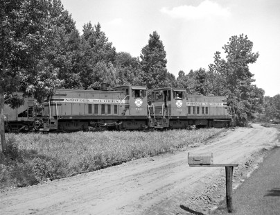 A pair of Norfolk Southern Railway General Electric 45-ton units leads a branch line local freight train toward New Bern, North Carolina, in July 1962. Photograph by J. Parker Lamb, © 2016, Center for Railroad Photography and Art. Lamb-01-088-02