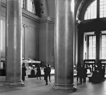 Interior of Broad Street station at Richmond, Virginia, in March 1962. Photograph by J. Parker Lamb, © 2016, Center for Railroad Photography and Art. Lamb-01-093-10