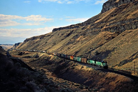 Eastbound Burlington Northern Railroad freight train at Devil's Canyon in Kahlotus, Washington, on August 16, 1978. Photograph by John F. Bjorklund, © 2015, Center for Railroad Photography and Art. Bjorklund-10-05-20