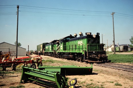 Eastbound Burlington Northern Railroad stopped in Milner, North Dakota, on May 17, 1978. Photograph by John F. Bjorklund, © 2015, Center for Railroad Photography and Art. Bjorklund-06-15-17
