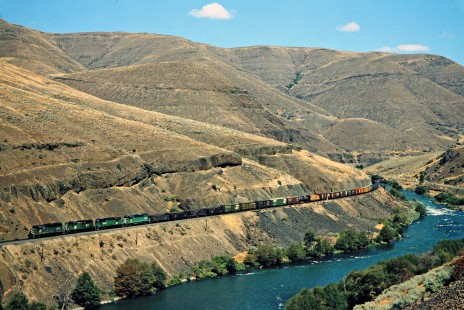 Southbound Burlington Northern Railroad freight train near Sherar, Oregon, on August 17, 1978. Photograph by John F. Bjorklund, © 2015, Center for Railroad Photography and Art. Bjorklund-10-08-04