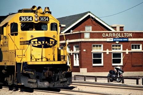 Santa Fe Railway freight train passing Carrollton, Missouri, on July 10, 1981. Photograph by John F. Bjorklund, © 2015, Center for Railroad Photography and Art. Bjorklund-04-22-07