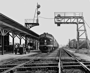 Southbound Atlantic Coast Line Railroad <i>Havana Special</i> (train no. 75) arrives at station in Selma, North Carolina, in May 1962. Photograph by J. Parker Lamb, © 2016, Center for Railroad Photography and Art. Lamb-01-093-07
