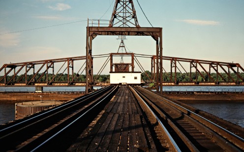 Burlington Northern Railroad on Mississippi River in Burlington, Iowa, on July 15, 1990. Photograph by John F. Bjorklund, © 2015, Center for Railroad Photography and Art. Bjorklund-14-10-16