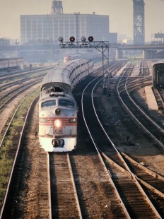 Burlington Route commuter train along Roosevelt Road in Chicago, Illinois, on August 18, 1972. Photograph by John F. Bjorklund, © 2015, Center for Railroad Photography and Art. Bjorklund-07-19-22