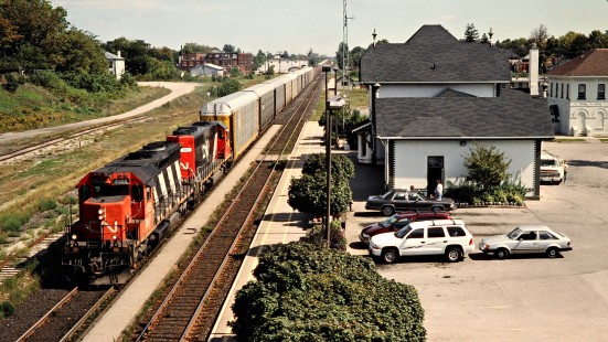 Westbound Canadian National Railway freight train in Woodstock, Ontario, on September 18, 1999. Photograph by John F. Bjorklund, © 2015, Center for Railroad Photography and Art. Bjorklund-23-08-09