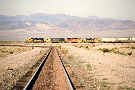Westbound Santa Fe Railway freight train in Klondike, California, on April 12, 1989.  Photograph by John F. Bjorklund, © 2015, Center for Railroad Photography and Art. Bjorklund-05-19-19