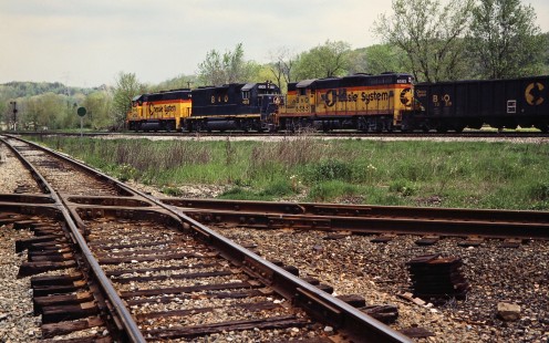 Westbound Baltimore and Ohio Railroad freight train in Warwick, Ohio, on May 19, 1984. Photograph by John F. Bjorklund, © 2015, Center for Railroad Photography and Art. Bjorklund-16-28-05