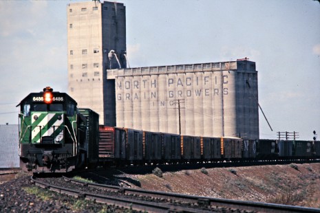 Westbound Burlington Northern Railroad freight train passing Kennewick, Washington, on April 28, 1975. Photograph by John F. Bjorklund, © 2015, Center for Railroad Photography and Art. Bjorklund-09-11-10