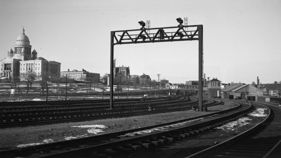 New York, New Haven and Hartford train disappearing through signal bridge and safety switch no. 151 spanning tracks two and four at the Rhode Island State House, in Providence, Rhode Island, some time between 1950 and 1955. Photograph by Leo King, © 2016, Center for Railroad Photography and Art. King-01-014-001