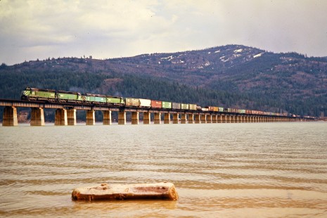 Eastbound Burlington Northern Railroad freight train crossing Lake Pend Oreille in Sandpoint, Idaho, on May 1, 1975. Photograph by John F. Bjorklund, © 2015, Center for Railroad Photography and Art. Bjorklund-09-12-22