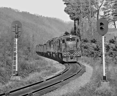 Southbound Clinchfield Railroad coal train negotiates the S-curve at Chestoa, Tennessee, after departing the Erwin yard in October 1974. Photograph by J. Parker Lamb, © 2016, Center for Railroad Photography and Art. Lamb-01-090-05
