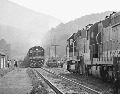 Westbound Southern Railway train meets eastbound at Swannanoa siding near Asheville, North Carolina, in October 1974. Photograph by J. Parker Lamb, © 2016, Center for Railroad Photography and Art. Lamb-01-086-07
