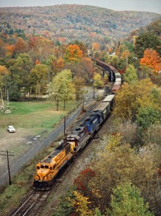 Westbound Guilford freight train on the Delaware and Hudson Railway freight train in Lanesboro, Pennsylvania, on October 18, 1985. Photograph by John F. Bjorklund, © 2015, Center for Railroad Photography and Art. Bjorklund-18-28-23