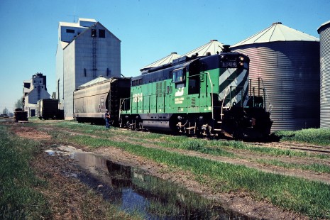 Eastbound Burlington Northern Railroad stopped in Gackle, North Dakota, on May 16, 1978. Photograph by John F. Bjorklund, © 2015, Center for Railroad Photography and Art. Bjorklund-09-24-08