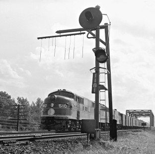Northbound Atlantic Coast Line Railroad <i>Palmetto</i> passenger train on double-tracked main line north of Rocky Mount, North Carolina, in June 1961. Photograph by J. Parker Lamb, © 2016, Center for Railroad Photography and Art. Lamb-01-092-07