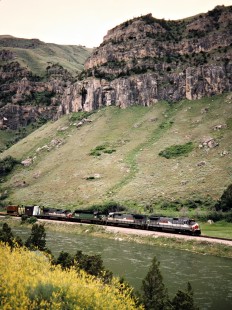 Westbound Burlington Northern Railroad freight train along Wind River in Boysen, Wyoming, on June 27, 1993. Photograph by John F. Bjorklund, © 2015, Center for Railroad Photography and Art. Bjorklund-14-19-22