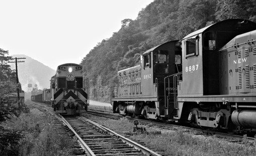 A southbound Virginian Railway front, led by FM diesel locomotive units, meets New York Central Railroad mine run at Alloy, West Virginia, on June 12, 1958. Photograph by J. Parker Lamb, © 2015, Center for Railroad Photography and Art. Lamb-01-051-09