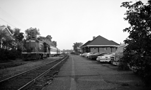 Grand Trunk Western Railroad diesel locomotive no. 4907 leads passenger train at Pontiac, Michigan, circa 1970; Photograph by Robert Hadley. Hadley-03-094-01.JPG; © 2016, Center for Railroad Photography and Art