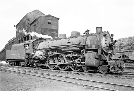 Delaware, Lackawanna and Western Railroad 4-6-2 steam locomotive no. 1122 in Port Morris, New Jersey, on June 29, 1946. Photograph by Donald Furler; Furler-11-093-01.JPG; © 2017, Center for Railroad Photography and Art