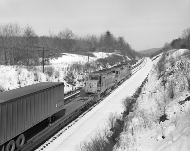 Eastbound Erie Lackawanna Railroad freight train near Port Jervis, New York, on February 27, 1966. Photograph by Victor Hand. Hand-EL-30-086