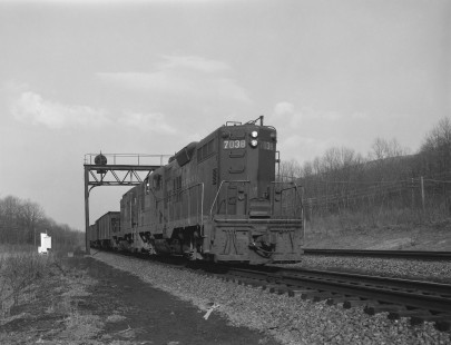 Pennsylvania Railroad diesel locomotive no. 7038 leads westbound freight in Thompsonville, Pennsylvania, on April 9, 1966. Photograph by Victor Hand. Hand-PRR-32-080