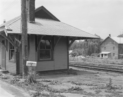 Pennsylvania Railroad depot in Martins Creek, New Jersey, on June 19, 1965. Photograph by Victor Hand. Hand-PRR-32-043