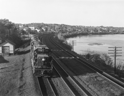 Penn Central diesel locomotive no. 3158 leads eastbound freight in Duncannon, Pennsylvania, on October 21, 1968. Photograph by Victor Hand. Hand-PRR-32-119